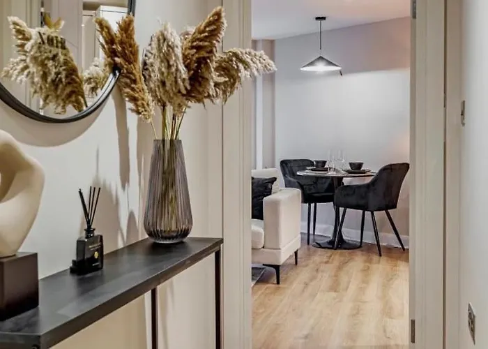 Chic 1 Bed Apartment, Centre דירה