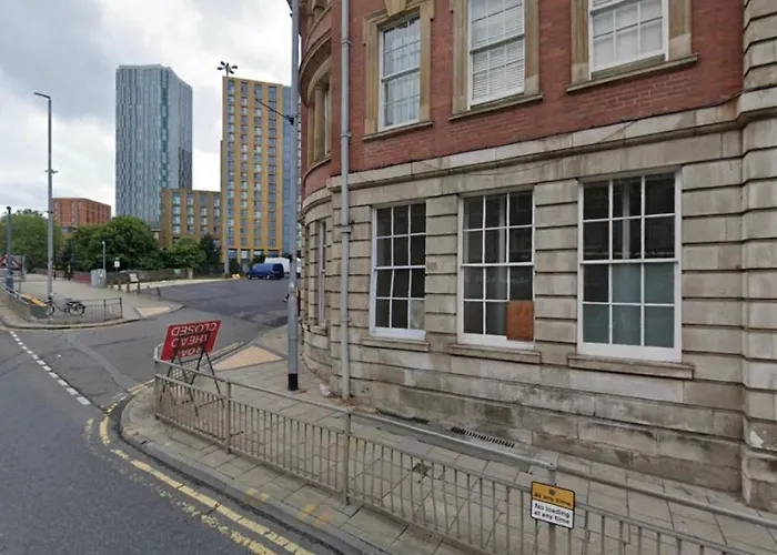 Chic 1 Bed Apartment, Centre *