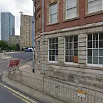 Chic 1 Bed Apartment, Centre *